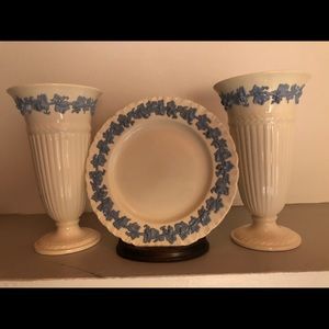 Etruscan Wedgwood Queensware Pair Of Vases/Plate